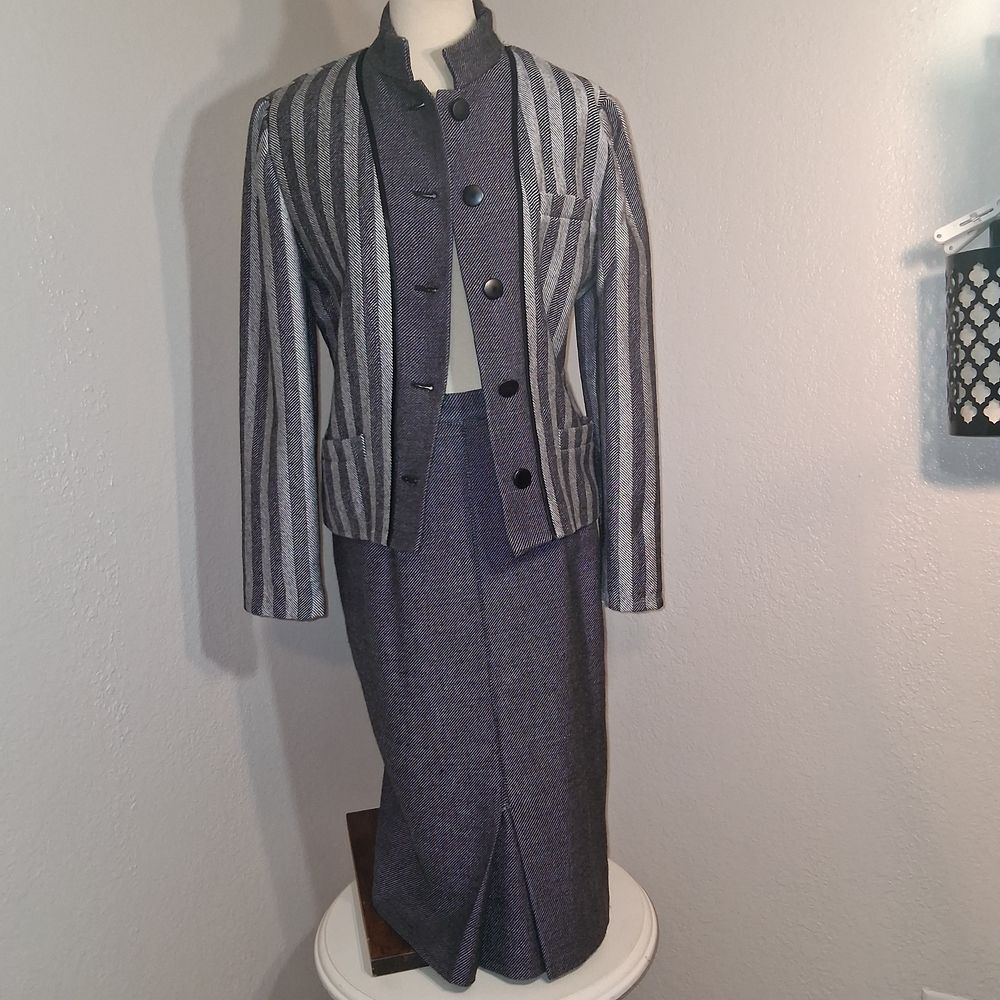 Louis Feraud Gray 2 Piece Jacket & Midi Skirt Set Size 8 - Picture 6 of 16